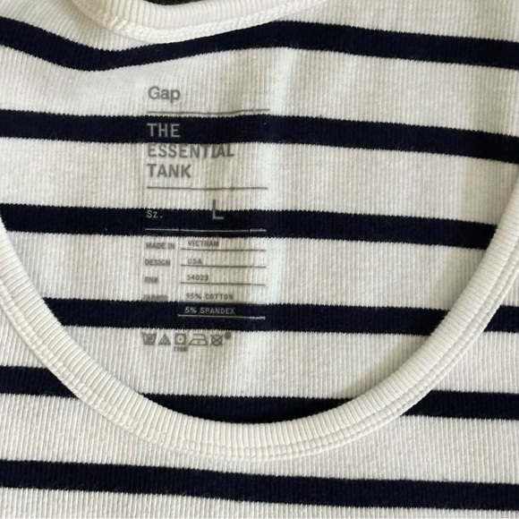 Gap “ The Essential Tank” Stripe Tank Top -Large
Length-26”
Pit to pit- 14” - Picture 2 of 2